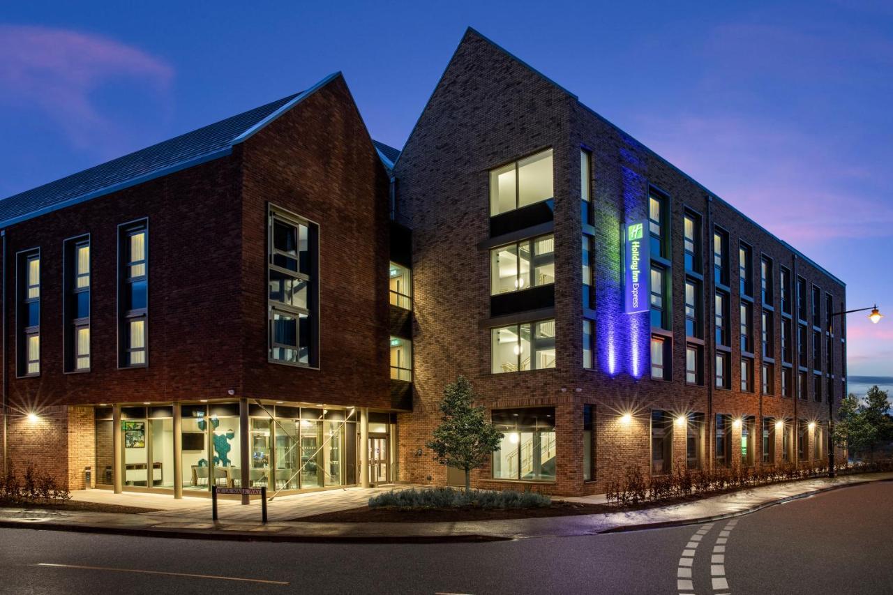 Holiday Inn Express Cambridge West - Cambourne By Ihg Екстериор снимка