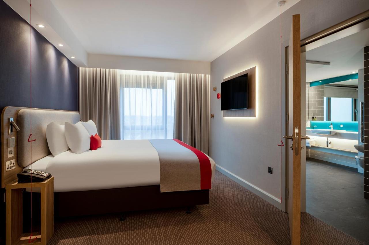 Holiday Inn Express Cambridge West - Cambourne By Ihg Екстериор снимка