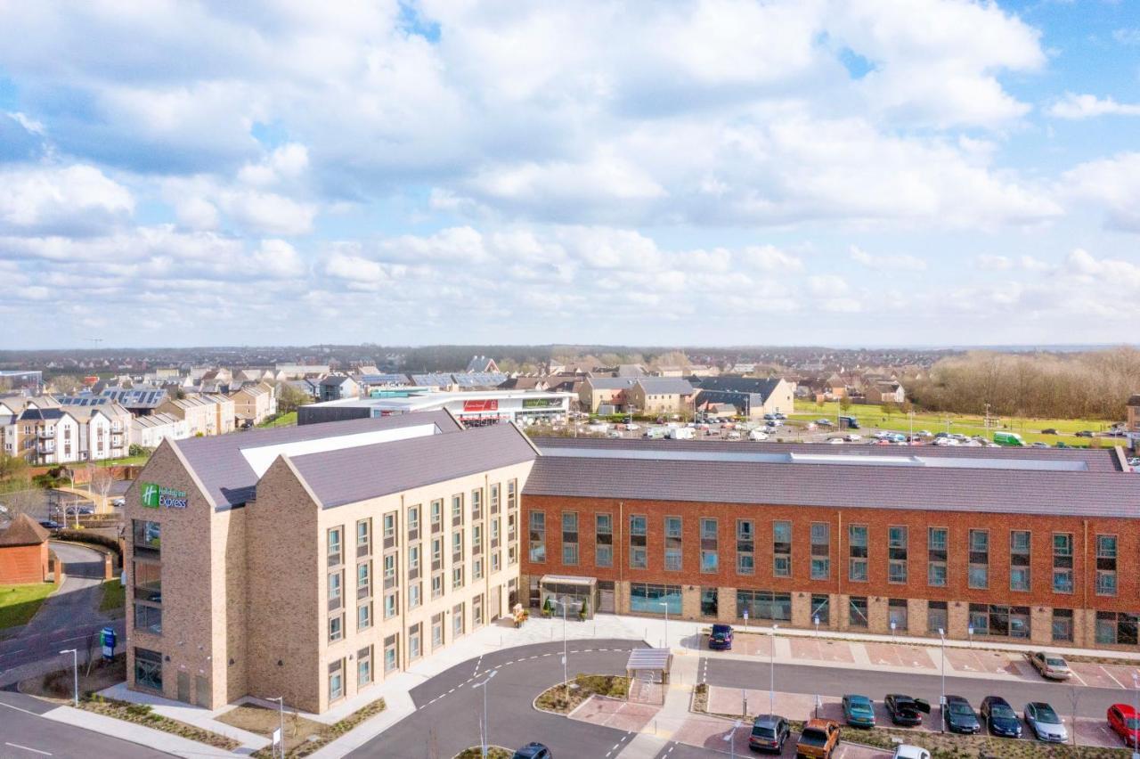 Holiday Inn Express Cambridge West - Cambourne By Ihg Екстериор снимка