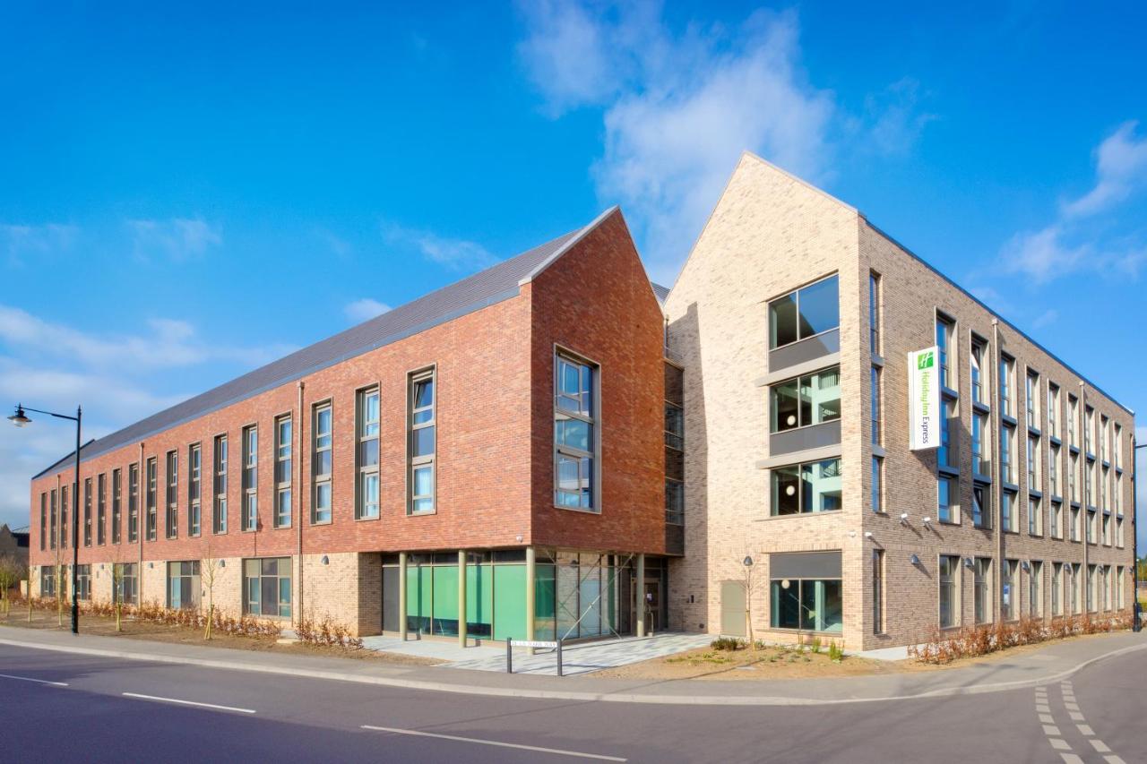 Holiday Inn Express Cambridge West - Cambourne By Ihg Екстериор снимка