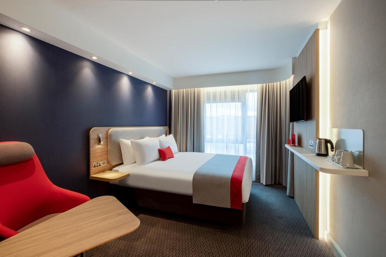 Holiday Inn Express Cambridge West - Cambourne By Ihg Екстериор снимка
